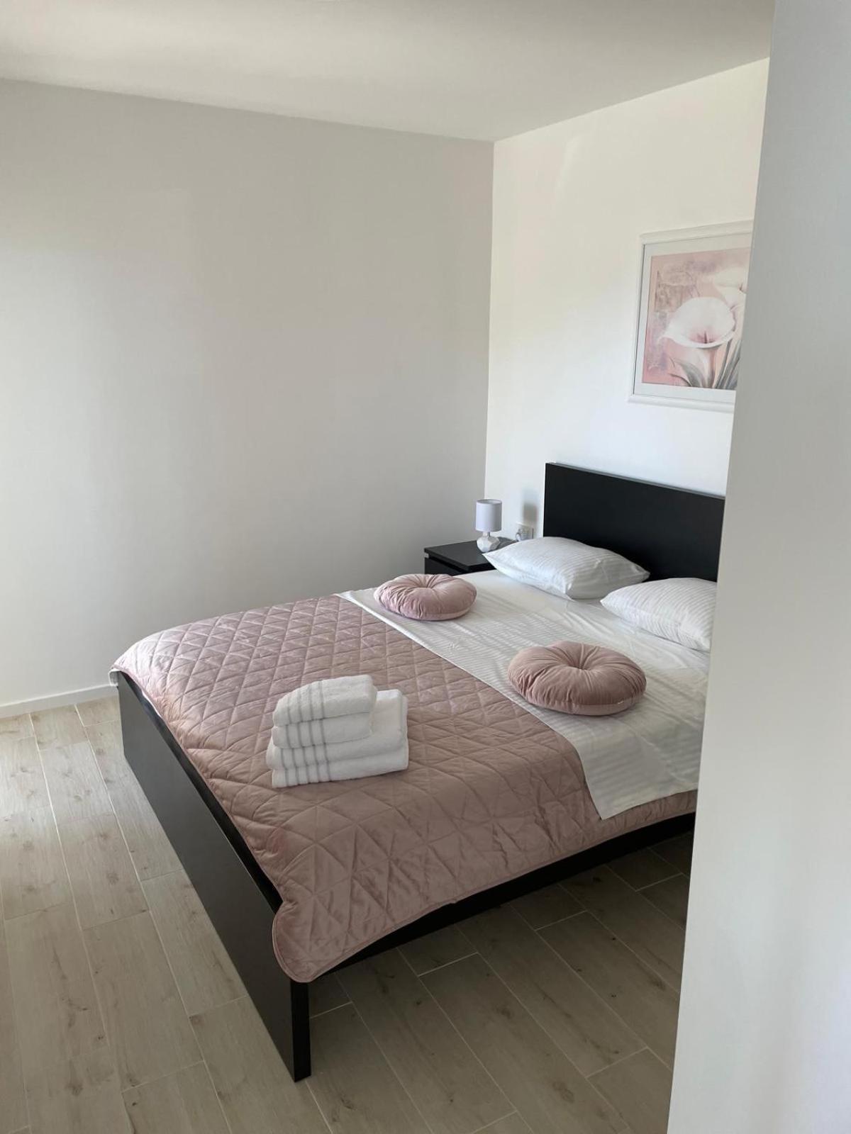Amore Apatmani Čelina Exterior foto